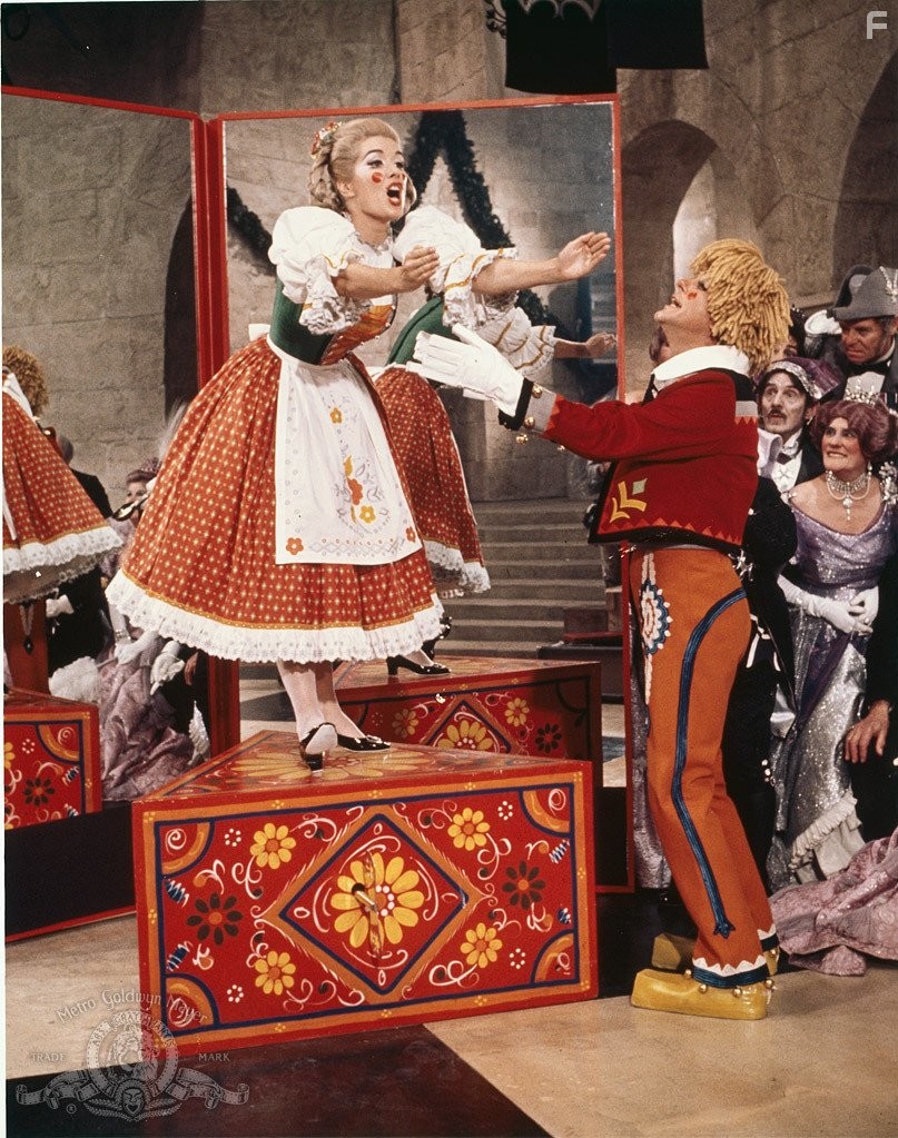 Dick Van Dyke and Sally Ann Howes in Пиф-паф ой-ой-ой (1968)