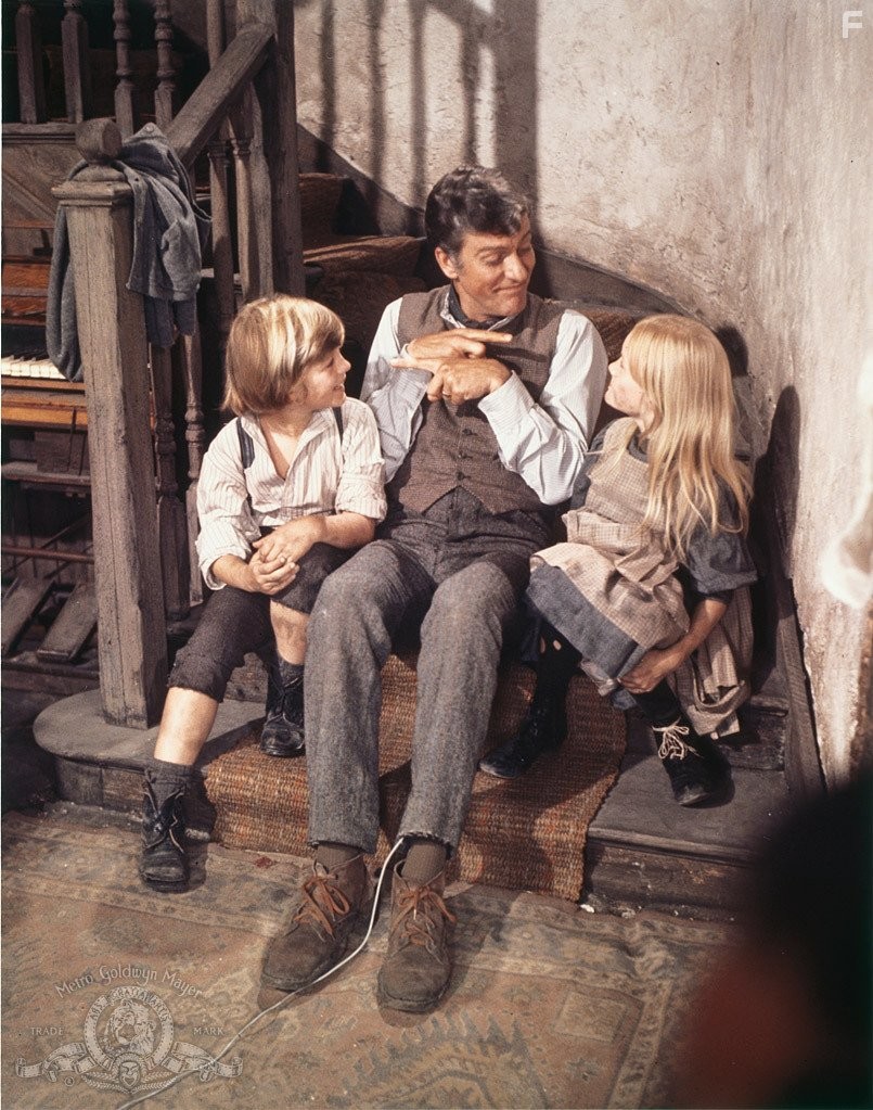 Dick Van Dyke, Adrian Hall, and Heather Ripley in Пиф-паф ой-ой-ой (1968)