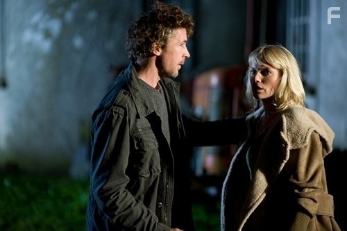 Eva Birthistle and Aidan Gillen in Пробуждающийся лес (2009)