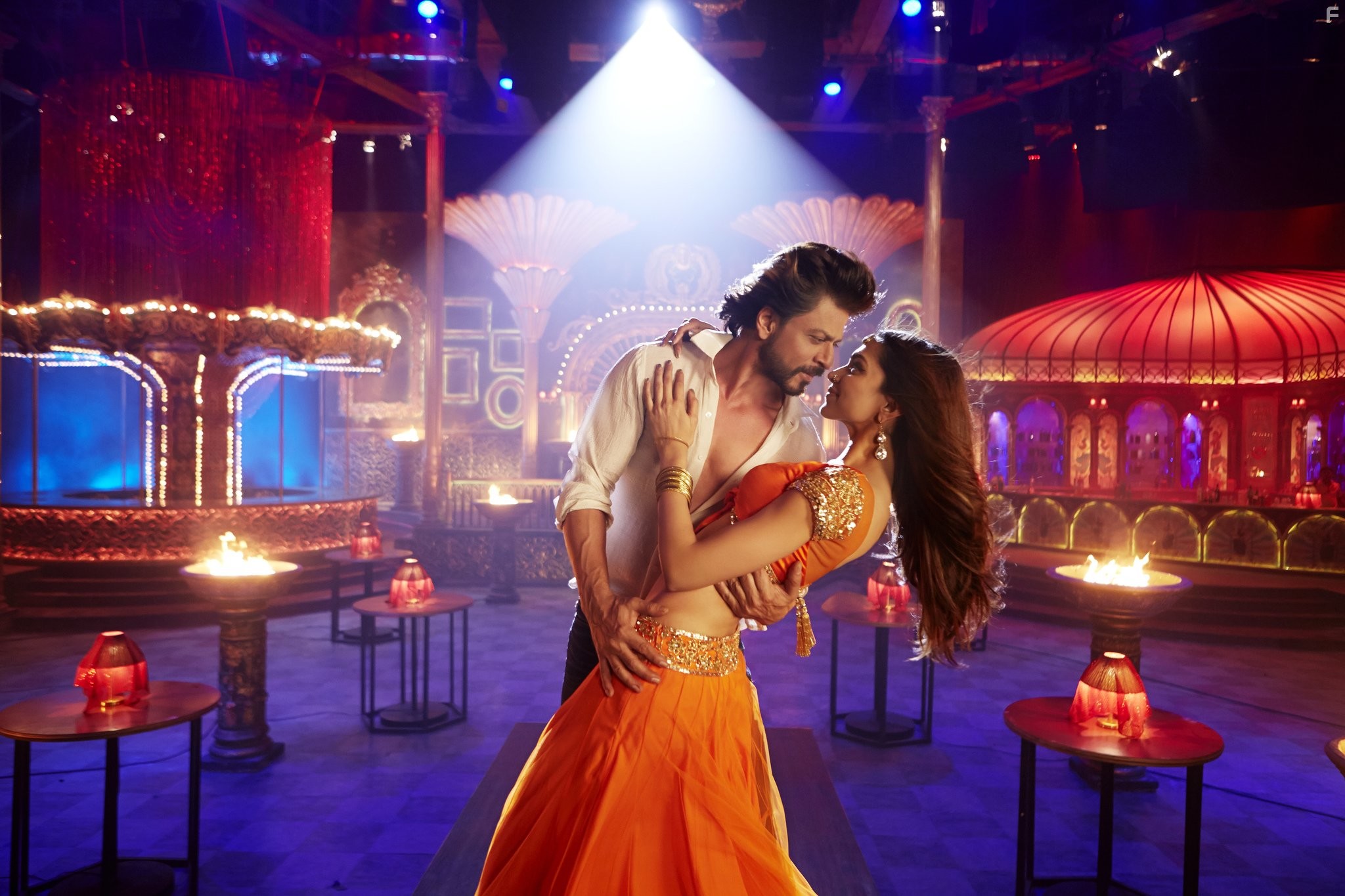 Shah Rukh Khan and Deepika Padukone in С Новым годом (2014)