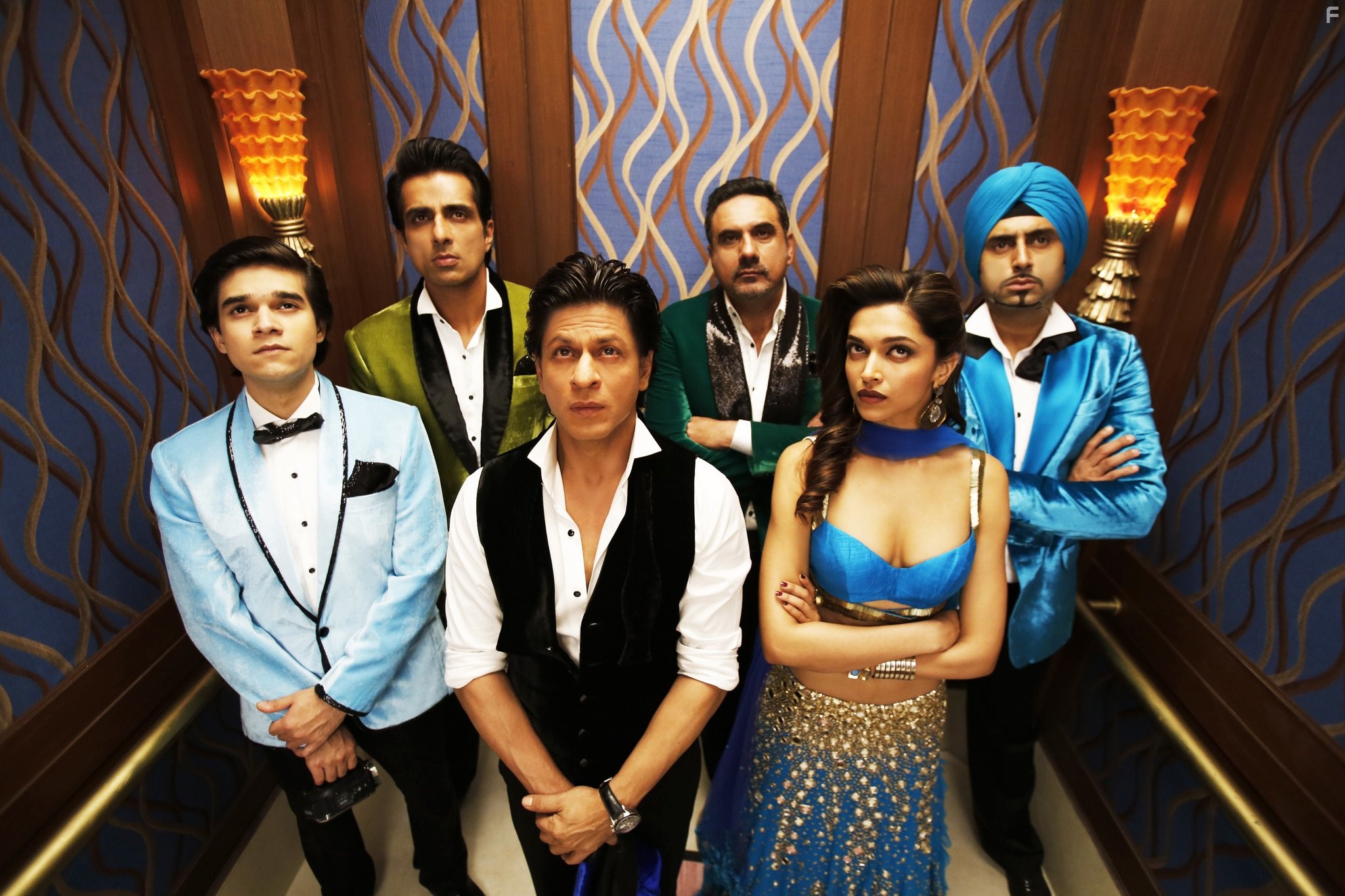 Abhishek Bachchan, Shah Rukh Khan, Boman Irani, Sonu Sood, Deepika Padukone, and Vivaan Shah in С Новым годом (2014)