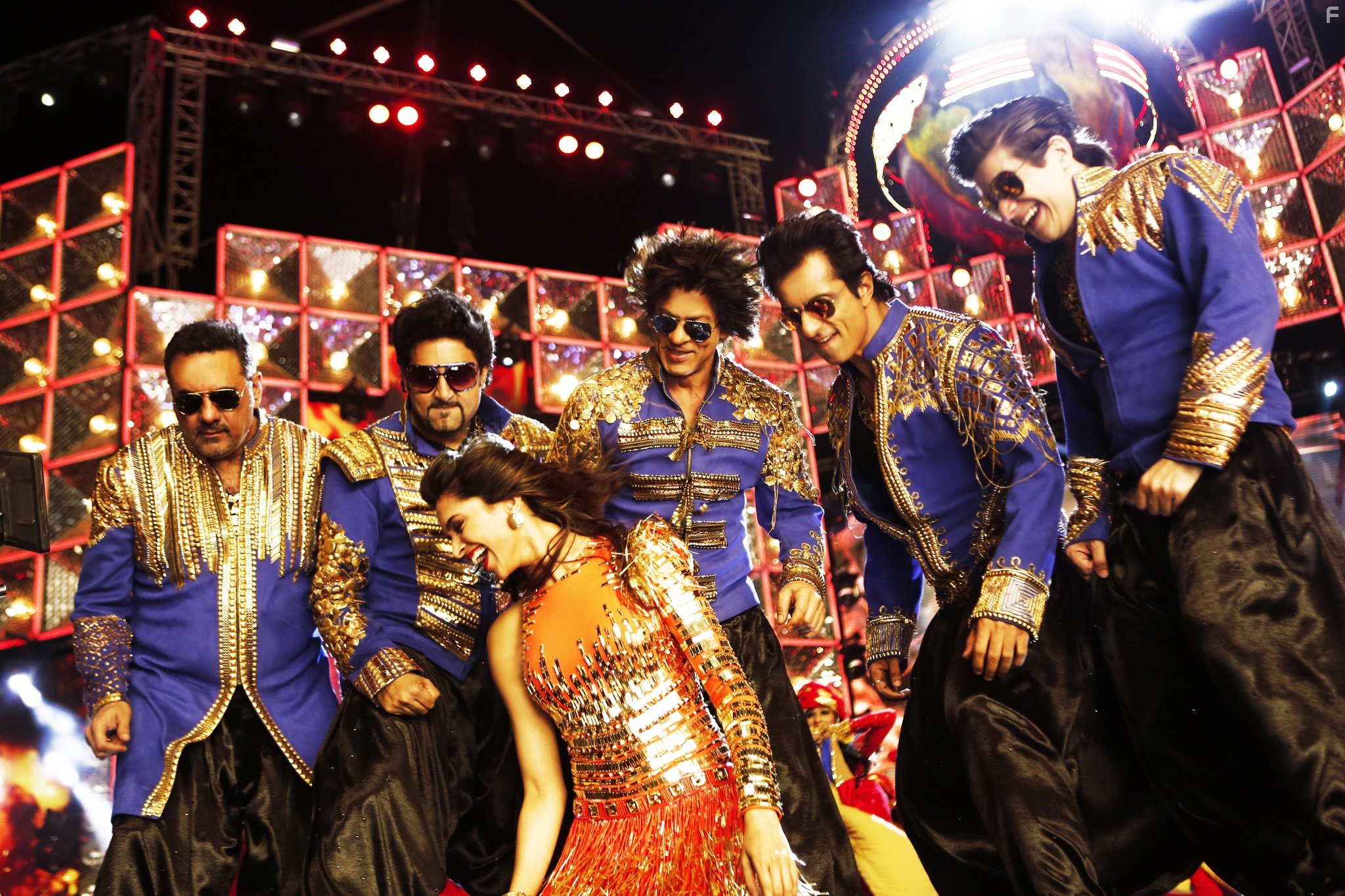 Abhishek Bachchan, Shah Rukh Khan, Boman Irani, Sonu Sood, and Deepika Padukone in С Новым годом (2014)