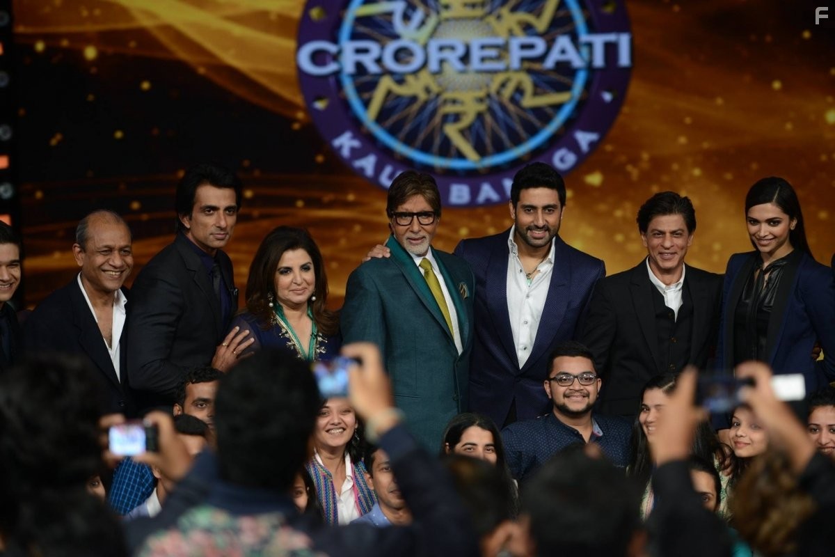 Amitabh Bachchan, Farah Khan, Abhishek Bachchan, Shah Rukh Khan, Sonu Sood, and Deepika Padukone in Kaun Banega Crorepati? (2000)