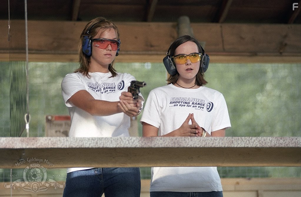 Jena Malone and Mandy Moore in Спасённая (2004)