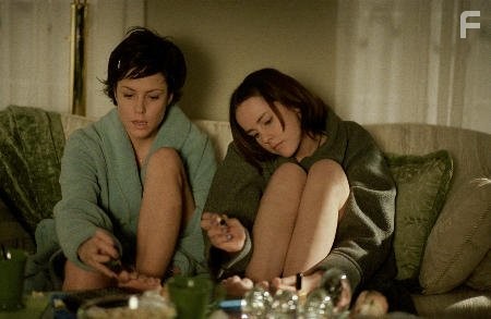 Mary-Louise Parker and Jena Malone in Спасённая (2004)