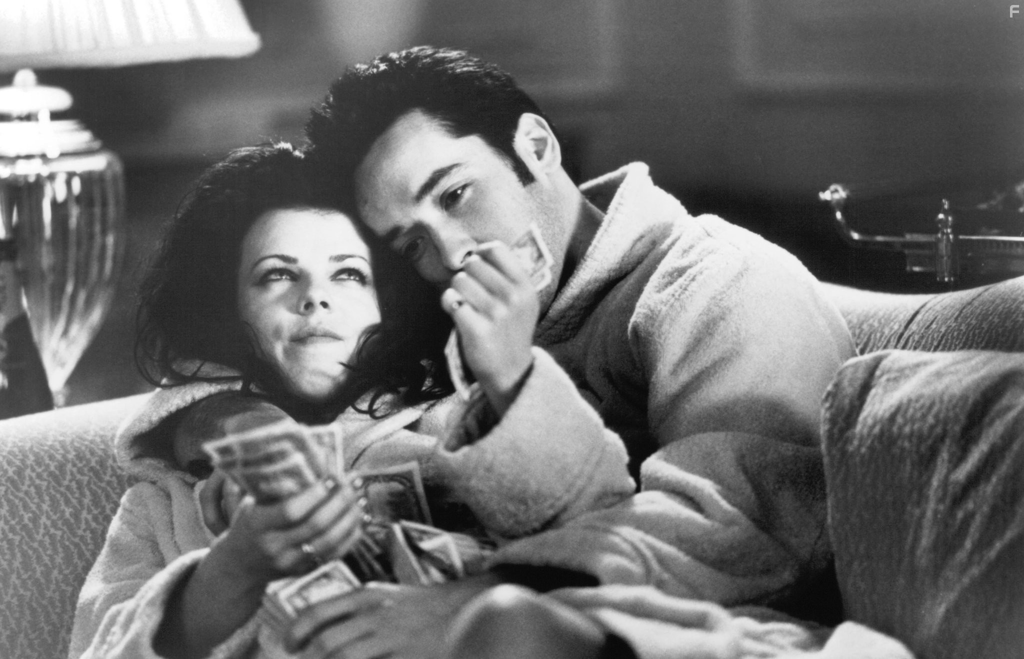 John Cusack and Debi Mazar in Бесплатные деньги (1993)