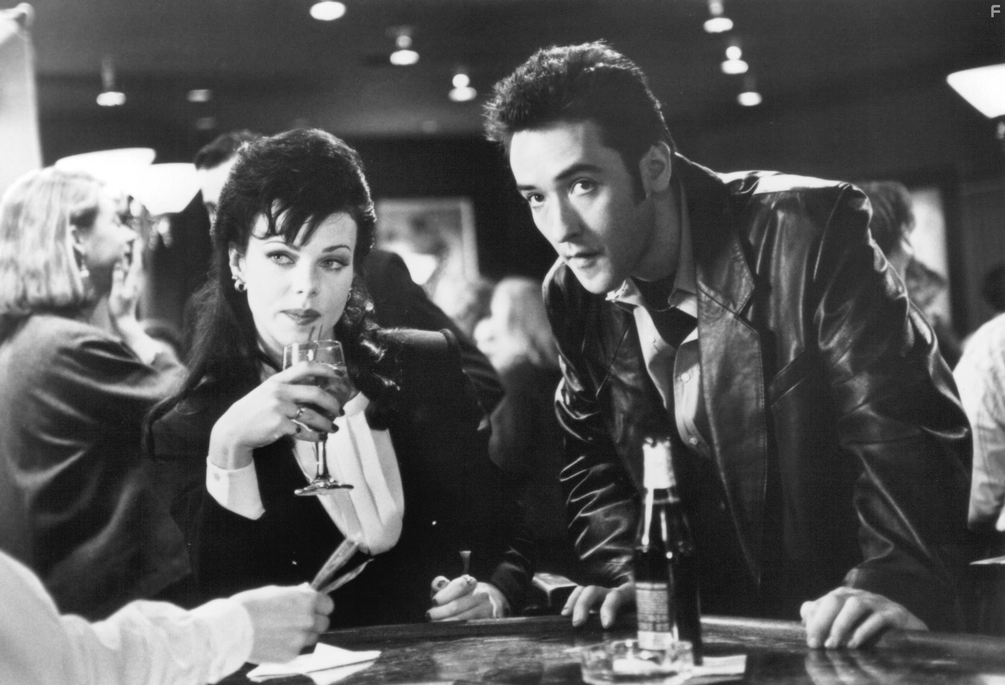 John Cusack and Debi Mazar in Бесплатные деньги (1993)