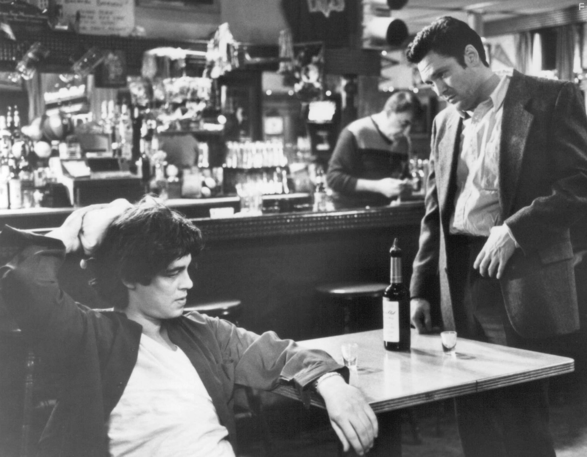Michael Madsen and Benicio Del Toro in Бесплатные деньги (1993)