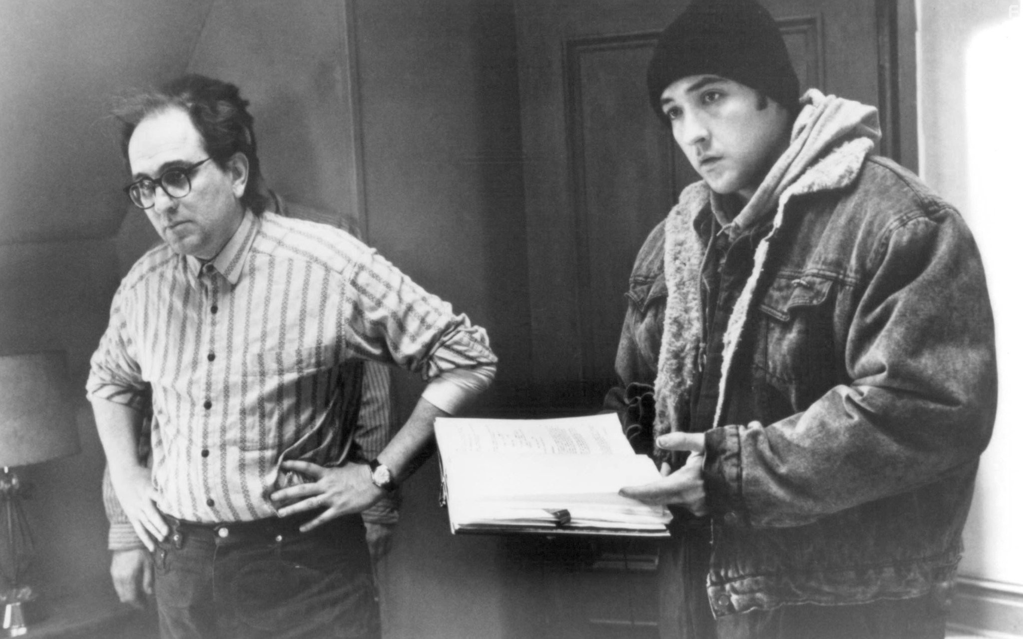 John Cusack and Ram?n Men?ndez in Бесплатные деньги (1993)