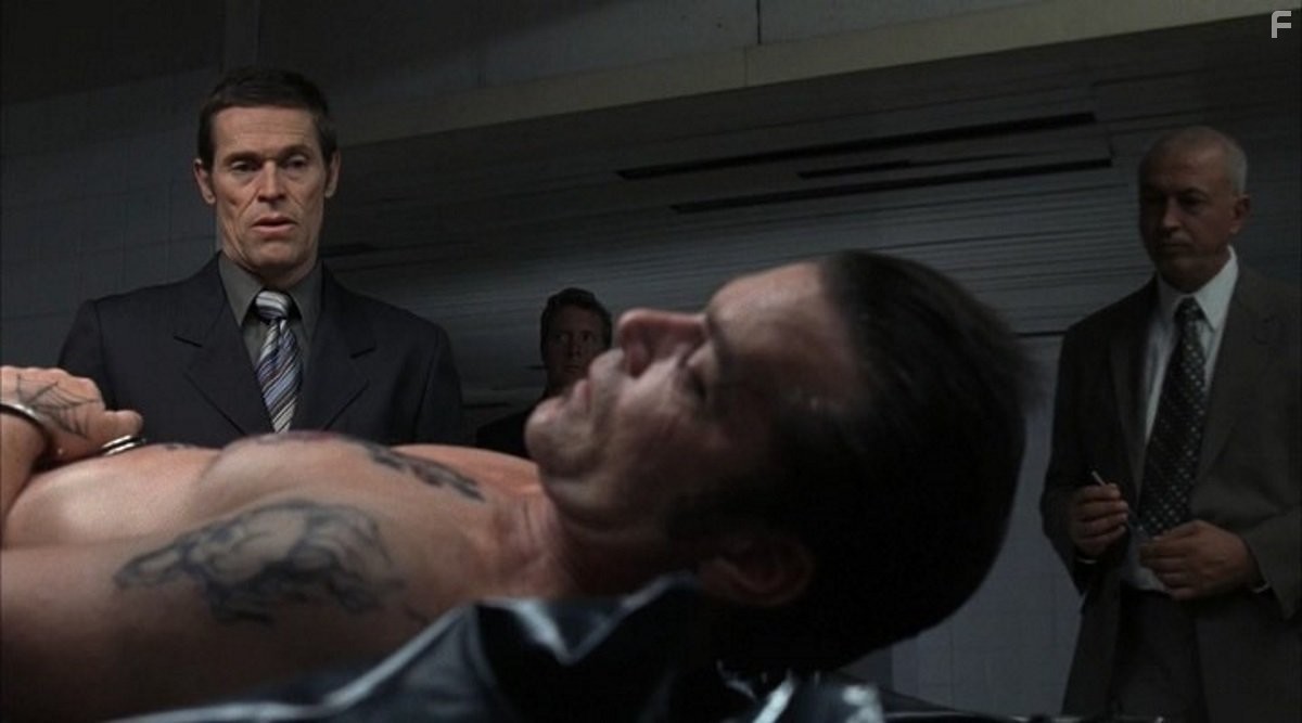 Willem Dafoe and Ray Liotta in Контроль (2004)