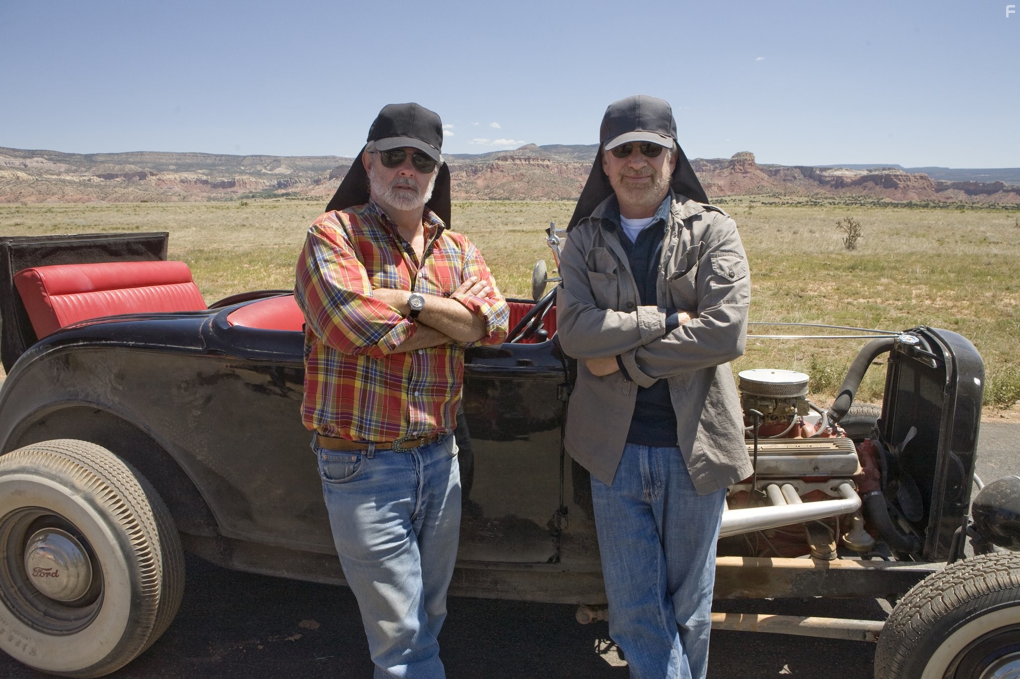 George Lucas and Steven Spielberg in Индиана Джонс и Королевство хрустального черепа (2008)