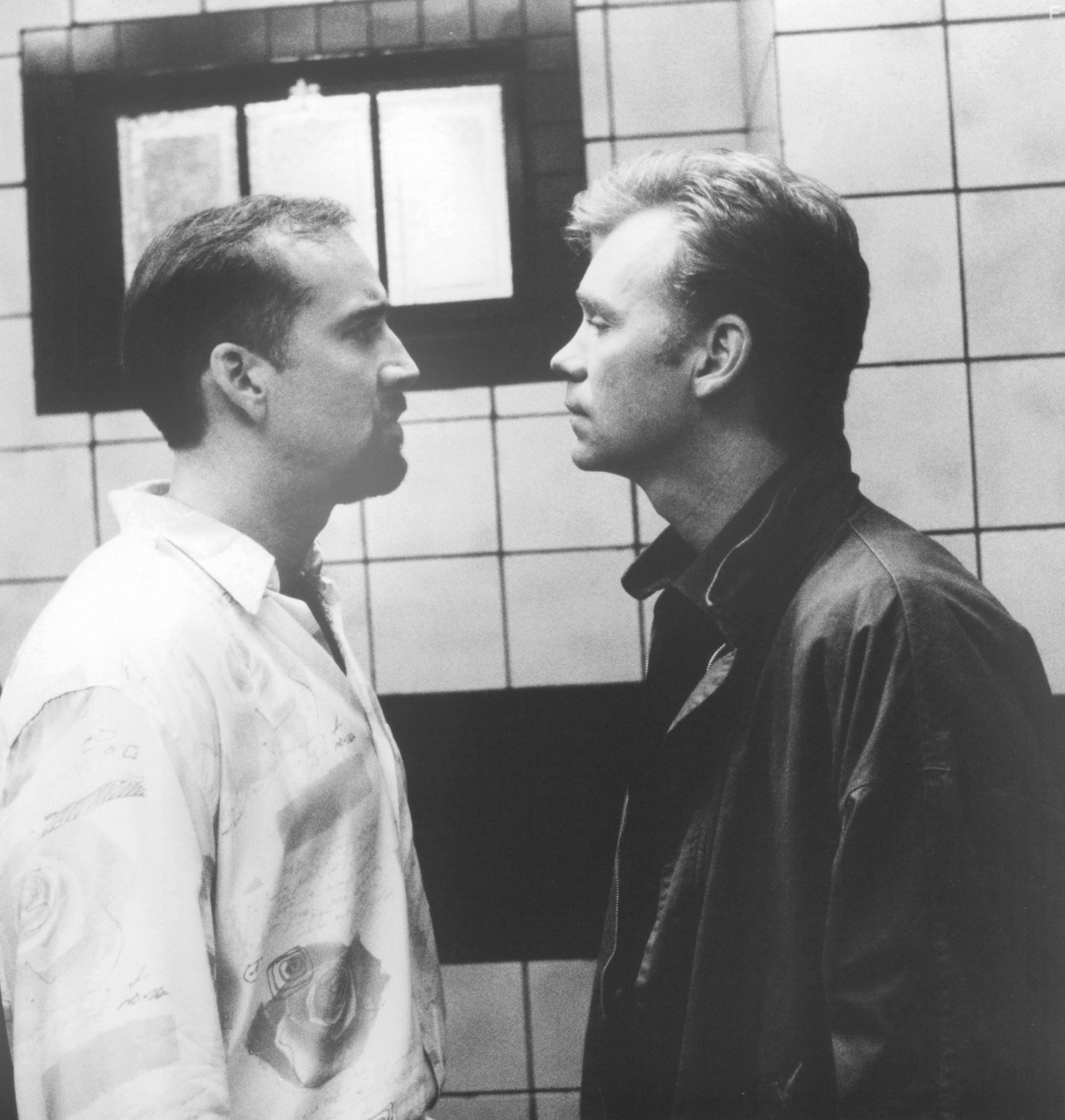 Nicolas Cage and David Caruso in Поцелуй смерти (1995)