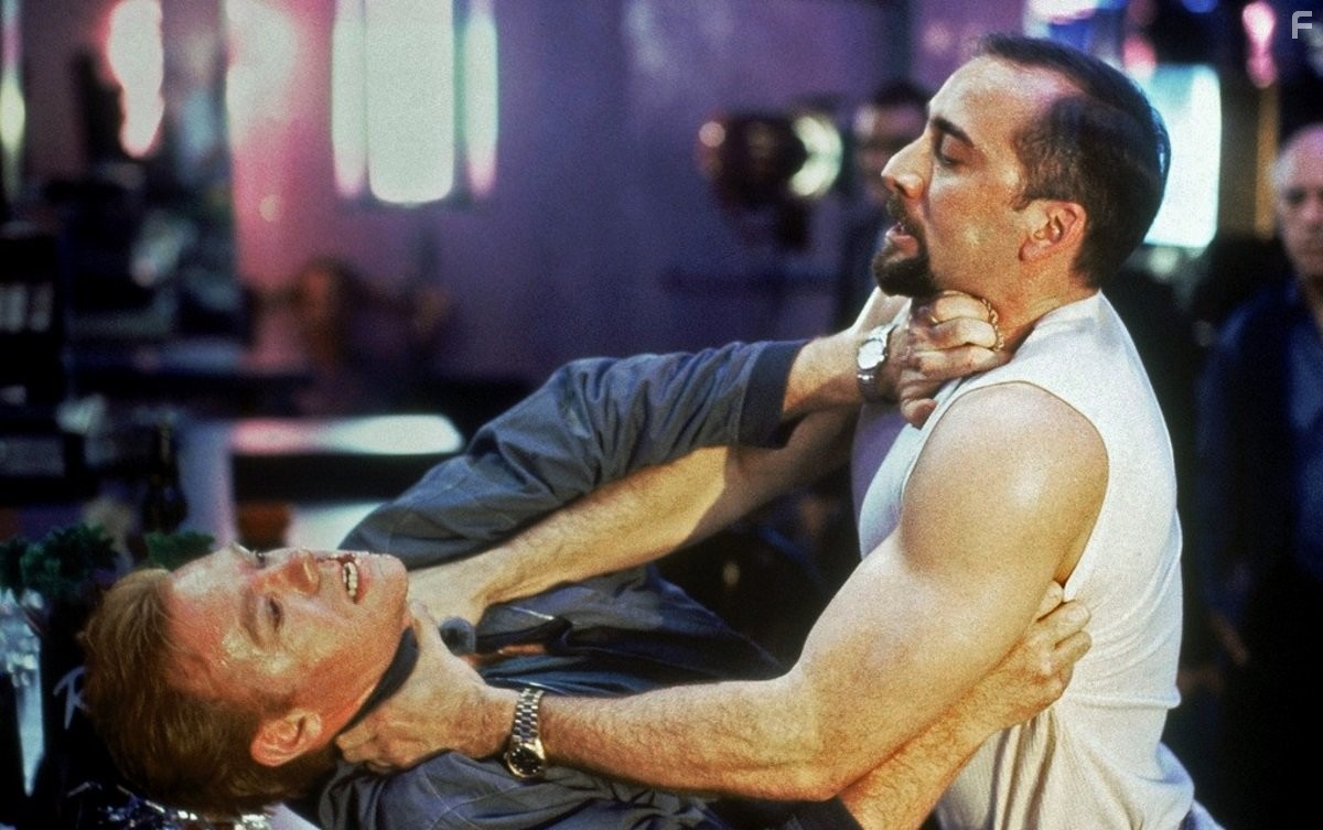Nicolas Cage and David Caruso in Поцелуй смерти (1995)