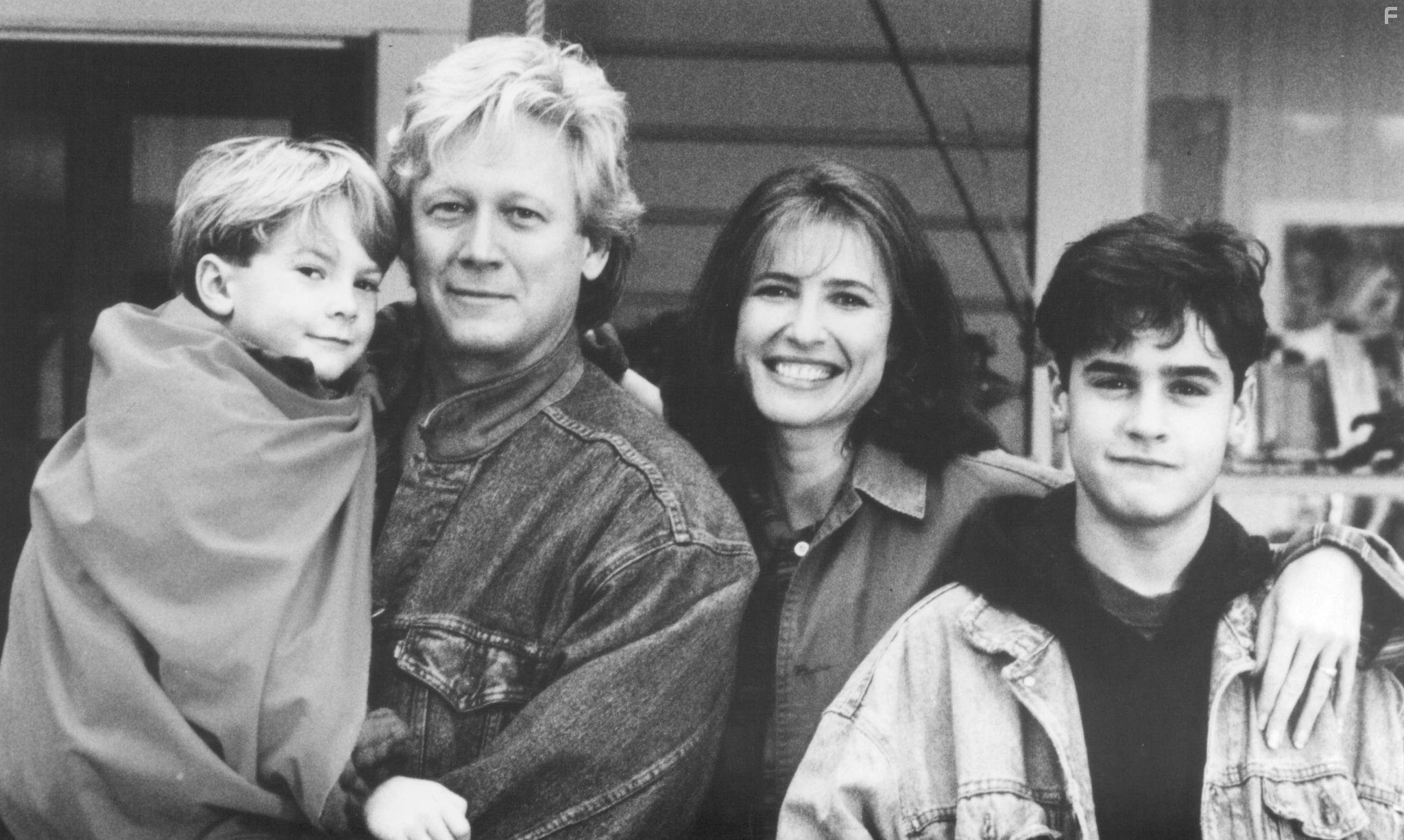 Mimi Rogers, Bruce Davison, Jesse Bradford, and Josh Wannamaker in Далеко от дома: Приключения желтого пса (1995)
