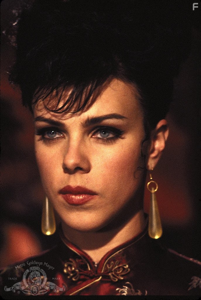Debi Mazar in Маленький человек Тейт (1991)