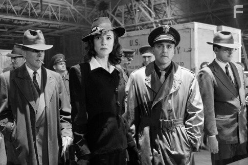 George Clooney and Cate Blanchett in Хороший немец (2006)