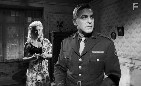 George Clooney and Robin Weigert in Хороший немец (2006)