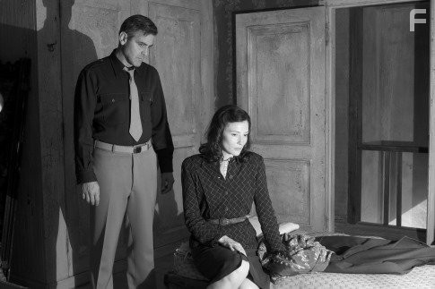 George Clooney and Cate Blanchett in Хороший немец (2006)
