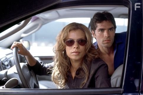 Lisa Vidal and Eduardo Ver?stegui in В погоне за Папи (2003)