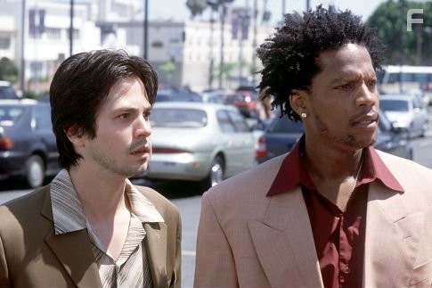 Freddy Rodr?guez and D.L. Hughley in В погоне за Папи (2003)