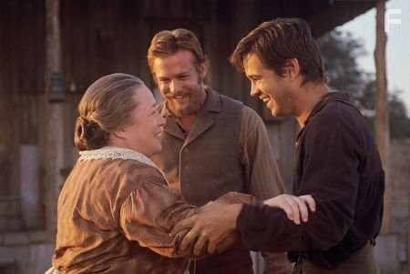 Kathy Bates, Colin Farrell, and Gabriel Macht in Американские герои (2001)