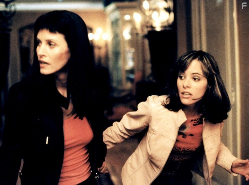 Parker Posey and Courteney Cox in Крик 3 (2000)