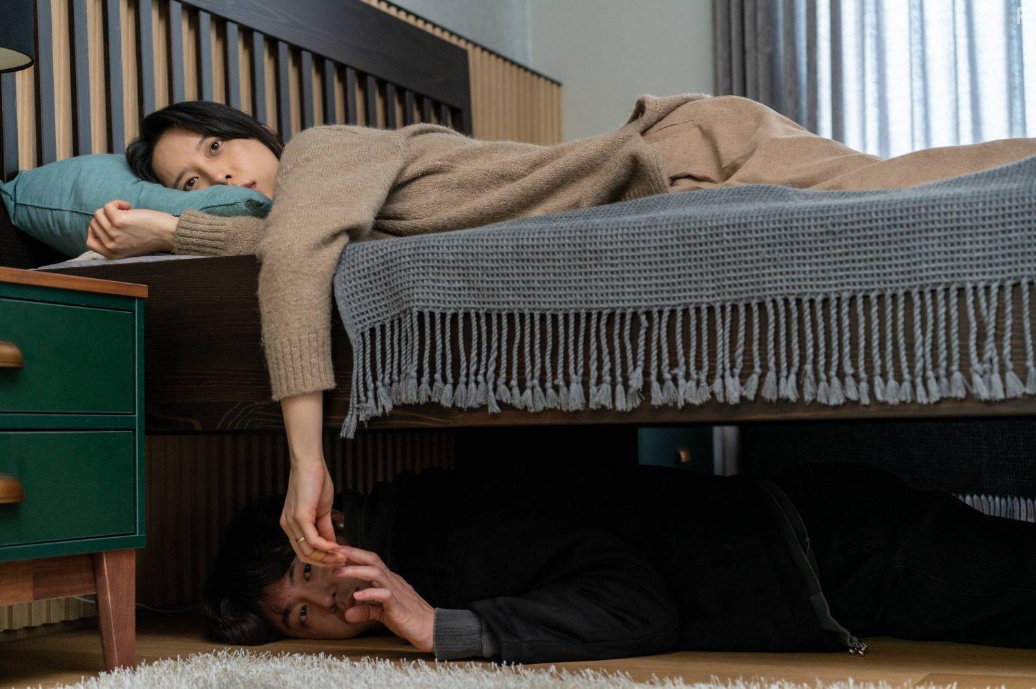 Под твоей кроватью