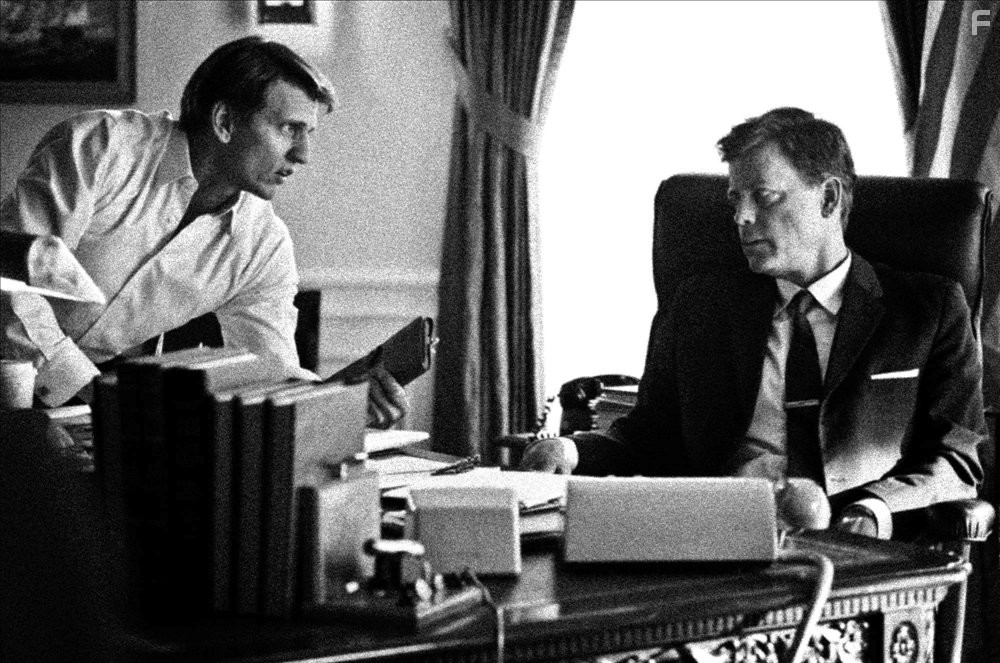 Greg Kinnear and Barry Pepper in Клан Кеннеди (2011)