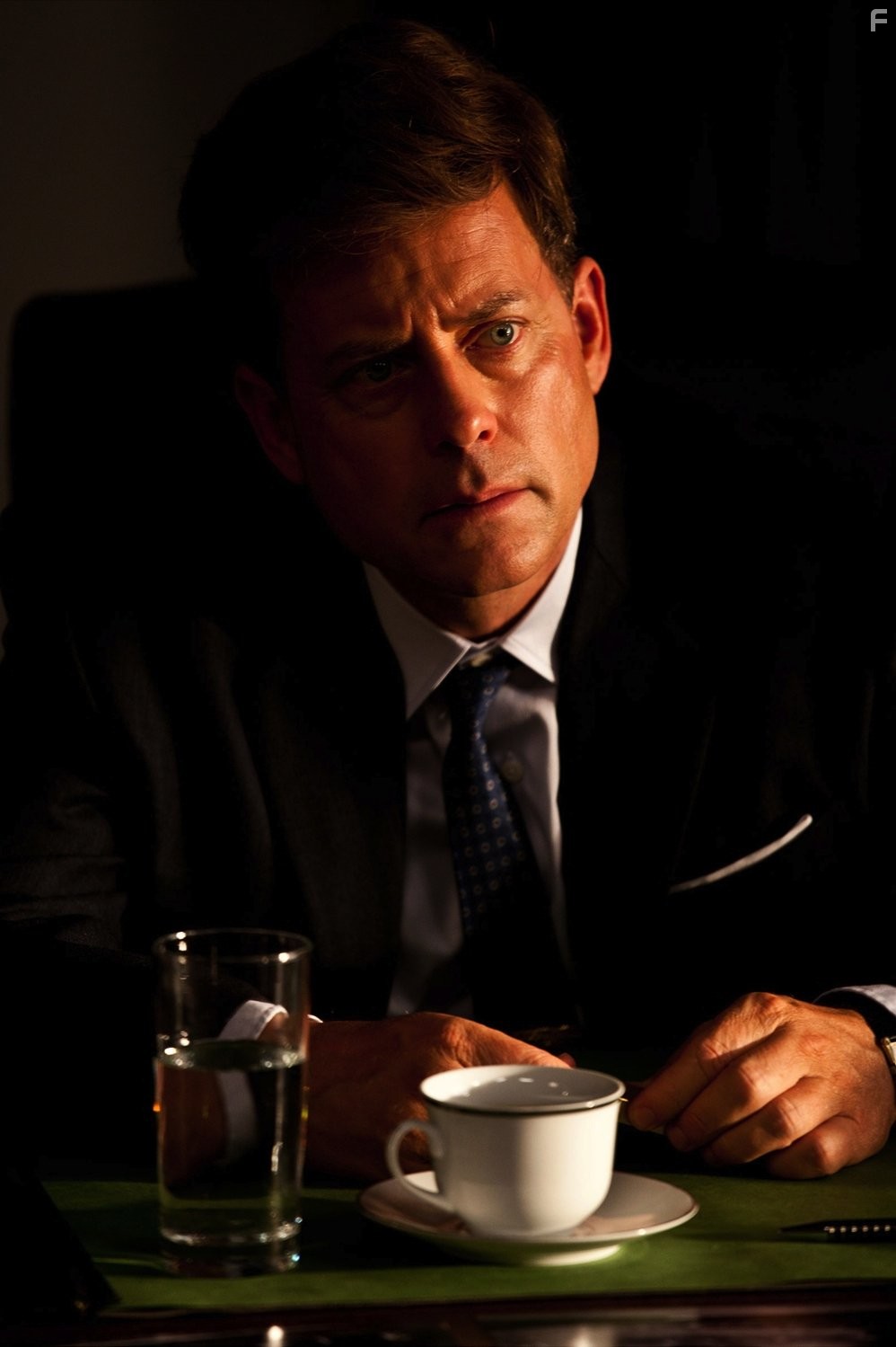 Greg Kinnear in Клан Кеннеди (2011)