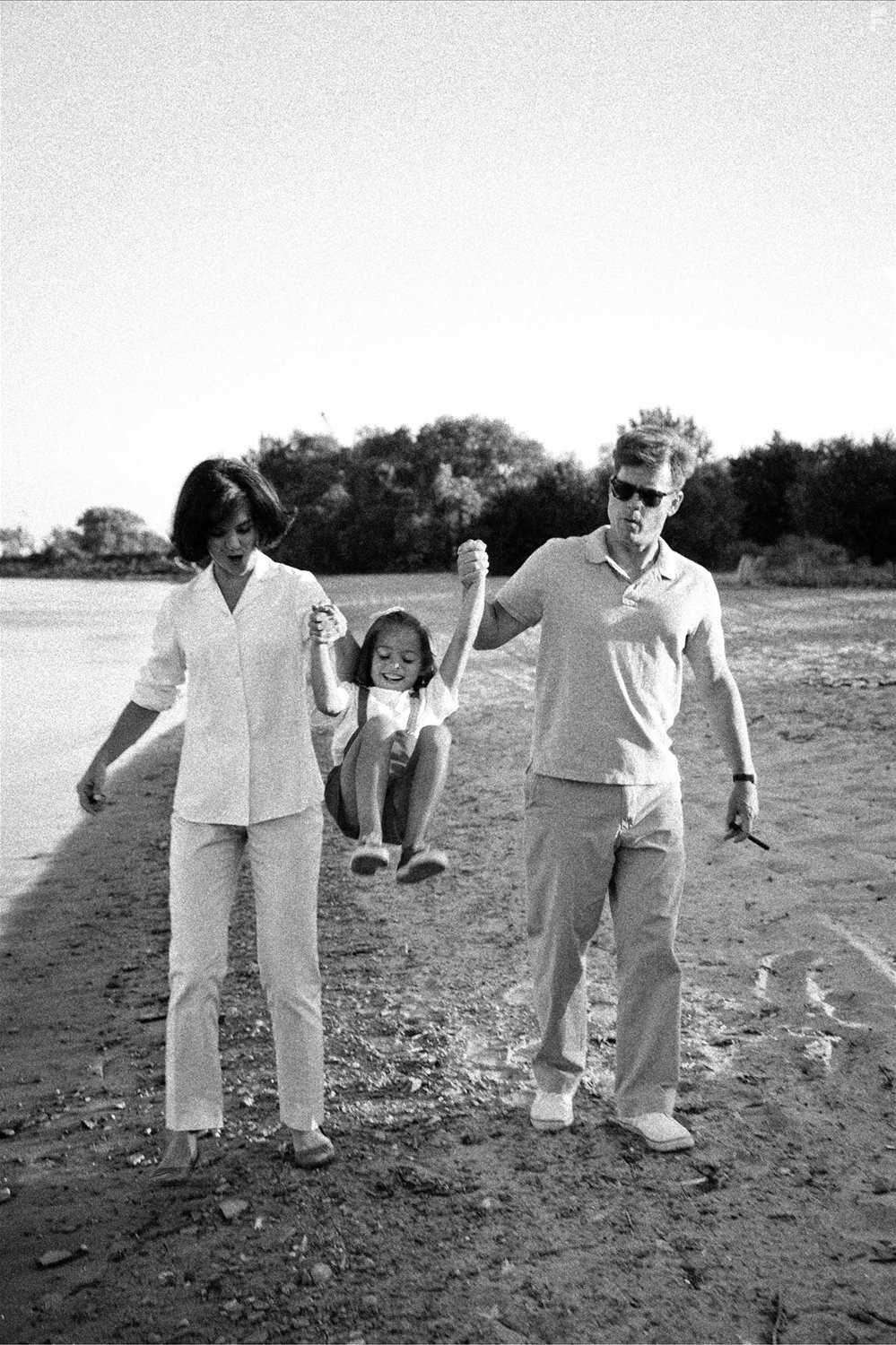 Greg Kinnear and Katie Holmes in Клан Кеннеди (2011)