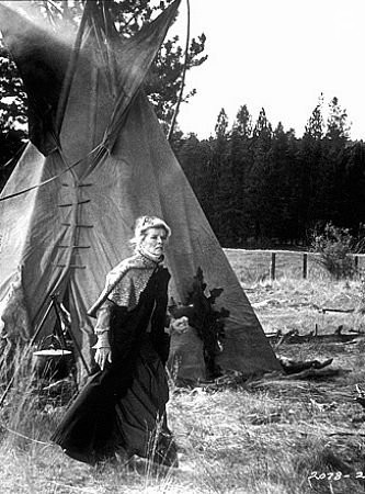 722-1033 Katharine Hepburn in "Roster Cogburn" 1975 Universal