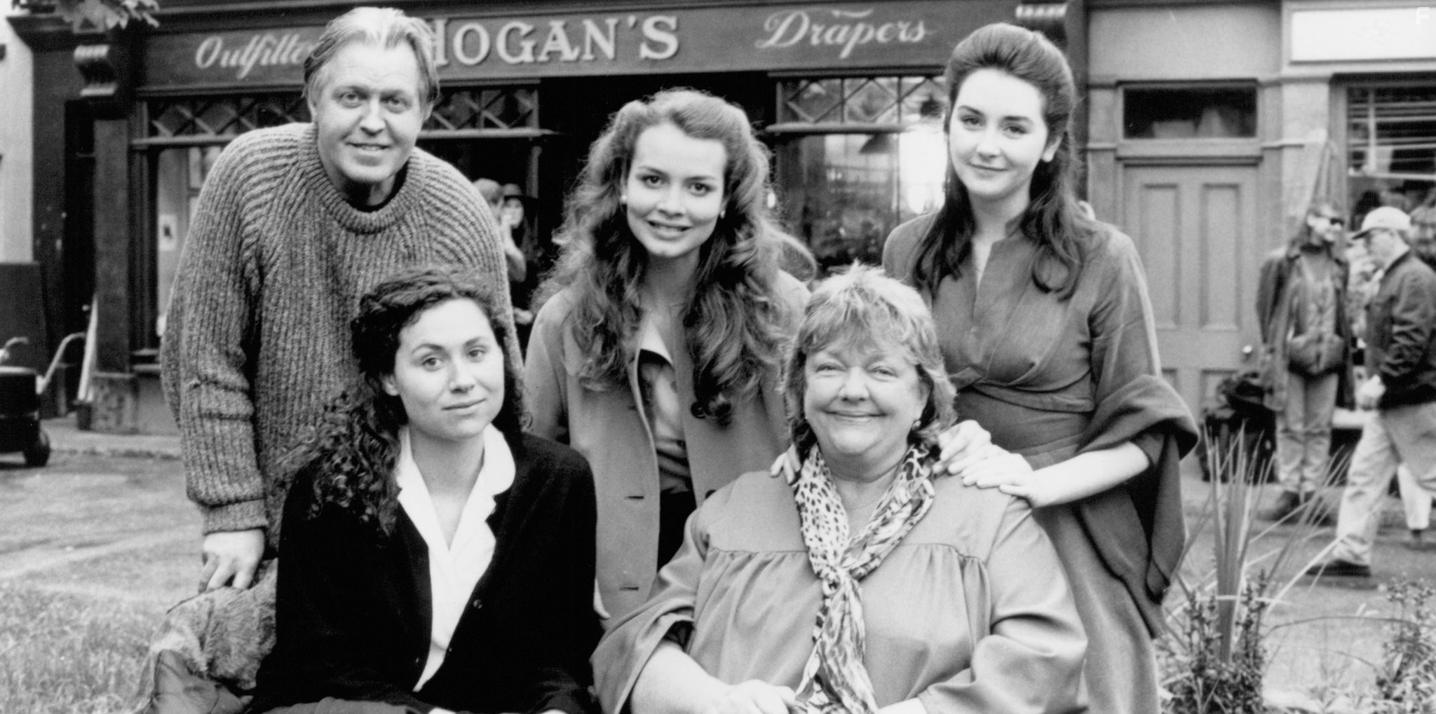 Minnie Driver, Saffron Burrows, Pat O'Connor, and Geraldine O'Rawe in Круг друзей (1995)