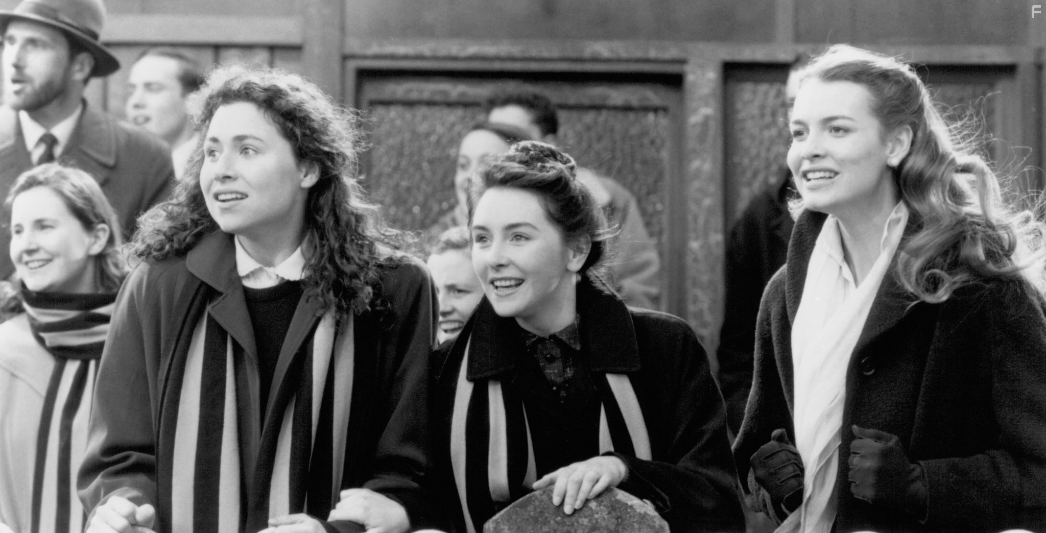 Minnie Driver, Saffron Burrows, and Geraldine O'Rawe in Круг друзей (1995)