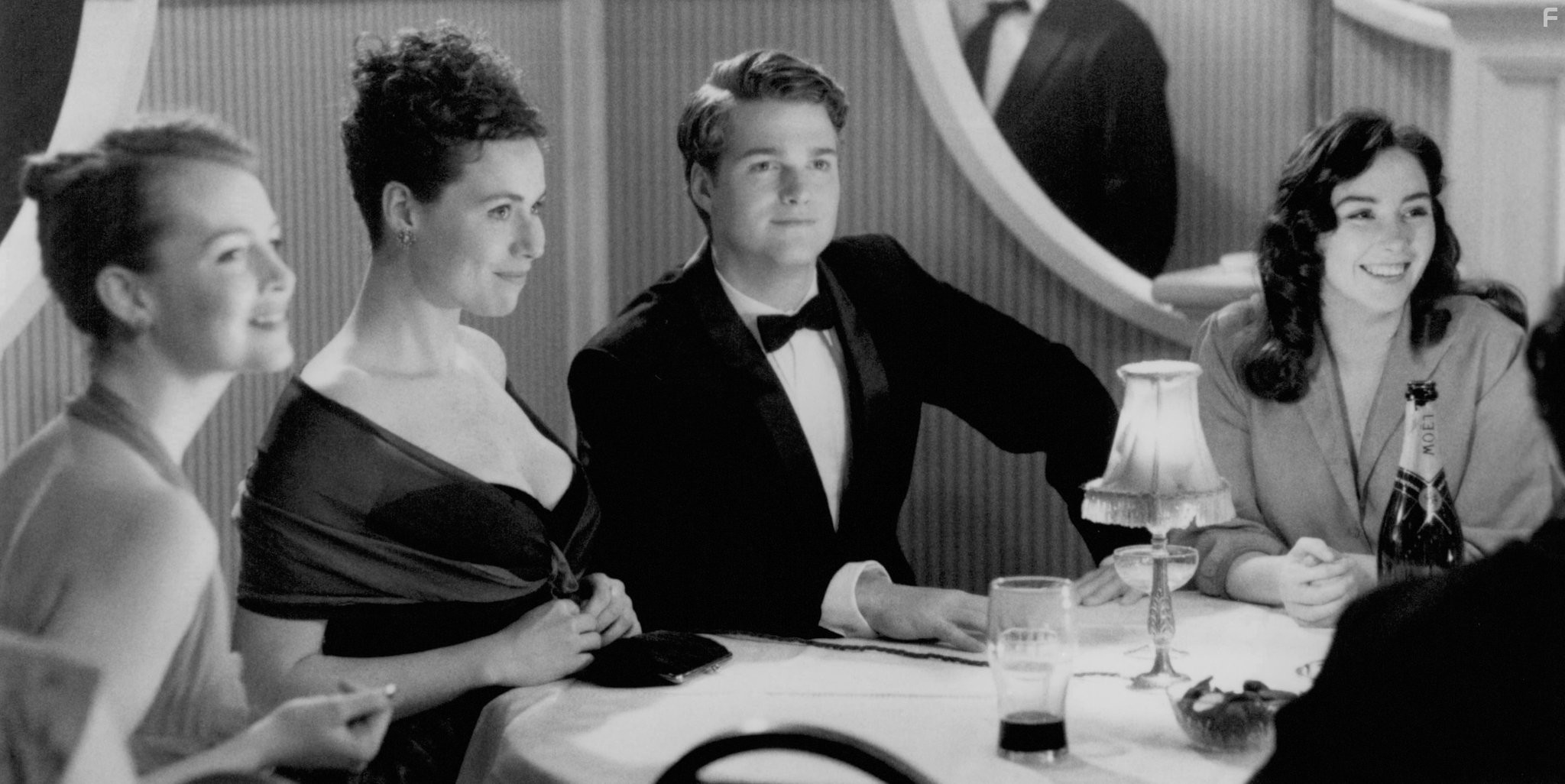 Minnie Driver, Chris O'Donnell, Saffron Burrows, and Geraldine O'Rawe in Круг друзей (1995)