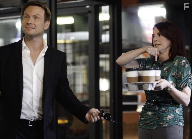 Christian Slater and Megan Mullally in Лучшая охрана (2011)