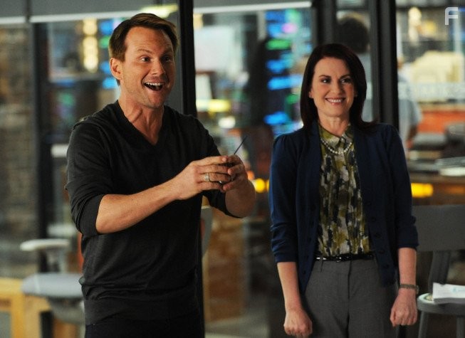 Christian Slater and Megan Mullally in Лучшая охрана (2011)