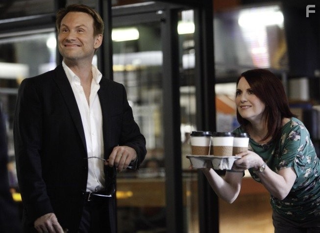 Christian Slater and Megan Mullally in Лучшая охрана (2011)