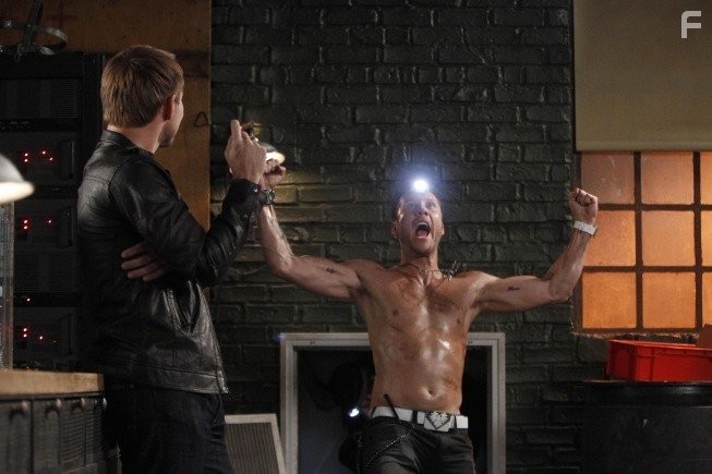 Christian Slater and Bret Harrison in Лучшая охрана (2011)