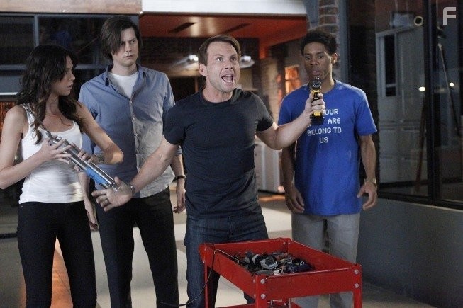 Christian Slater, Odette Annable, and Alphonso McAuley in Лучшая охрана (2011)