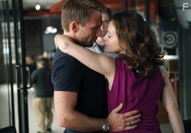 Alyssa Milano, Christian Slater, and Amy Guest in Лучшая охрана (2011)