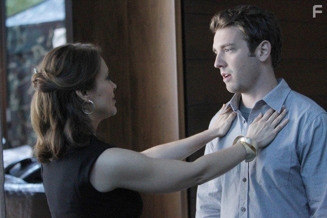 Alyssa Milano and Bret Harrison in Лучшая охрана (2011)