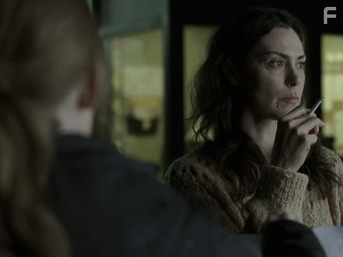 Michelle Forbes and Mireille Enos in Убийство (2011)
