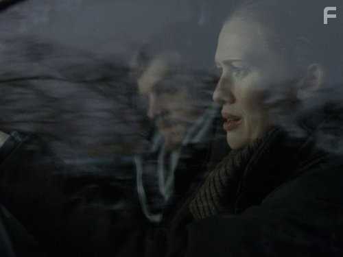 Mireille Enos and Joel Kinnaman in Убийство (2011)