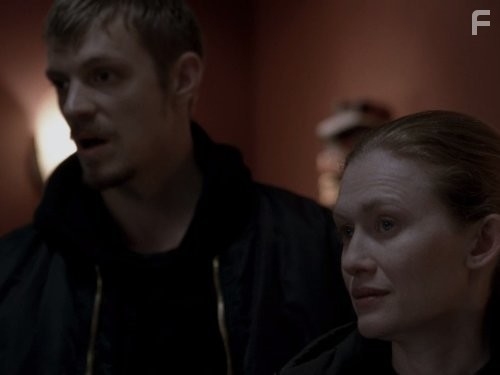 Mireille Enos and Joel Kinnaman in Убийство (2011)