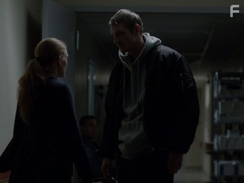 Mireille Enos and Joel Kinnaman in Убийство (2011)