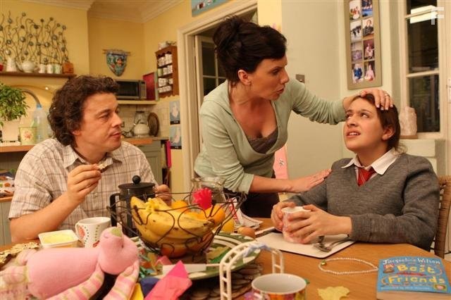 Alan Davies, Karen Taylor, and Georgia Groome in Ангус, стринги и поцелуи взасос (2008)