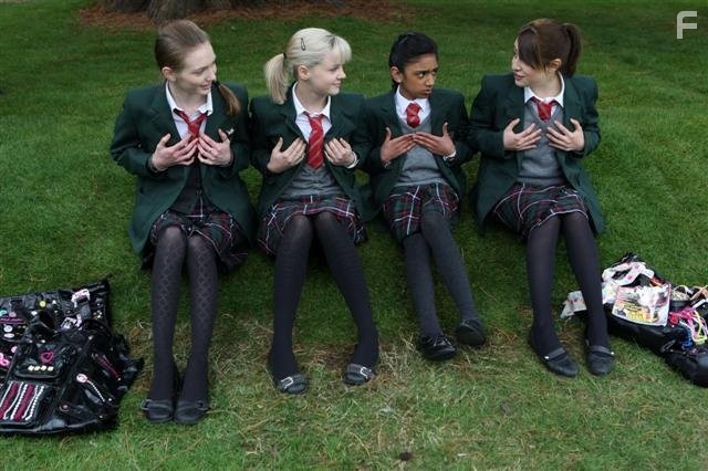 Georgia Henshaw, Georgia Groome, Kimberley Nixon, and Manjeeven Grewal in Ангус, стринги и поцелуи взасос (2008)