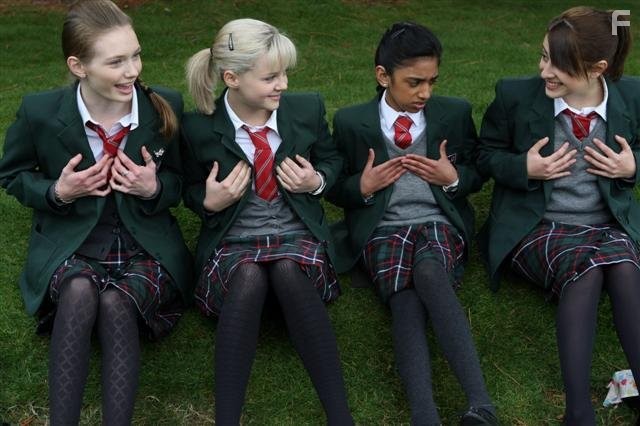 Georgia Henshaw, Eleanor Tomlinson, Georgia Groome, Kimberley Nixon, and Manjeeven Grewal in Ангус, стринги и поцелуи взасос (2008)