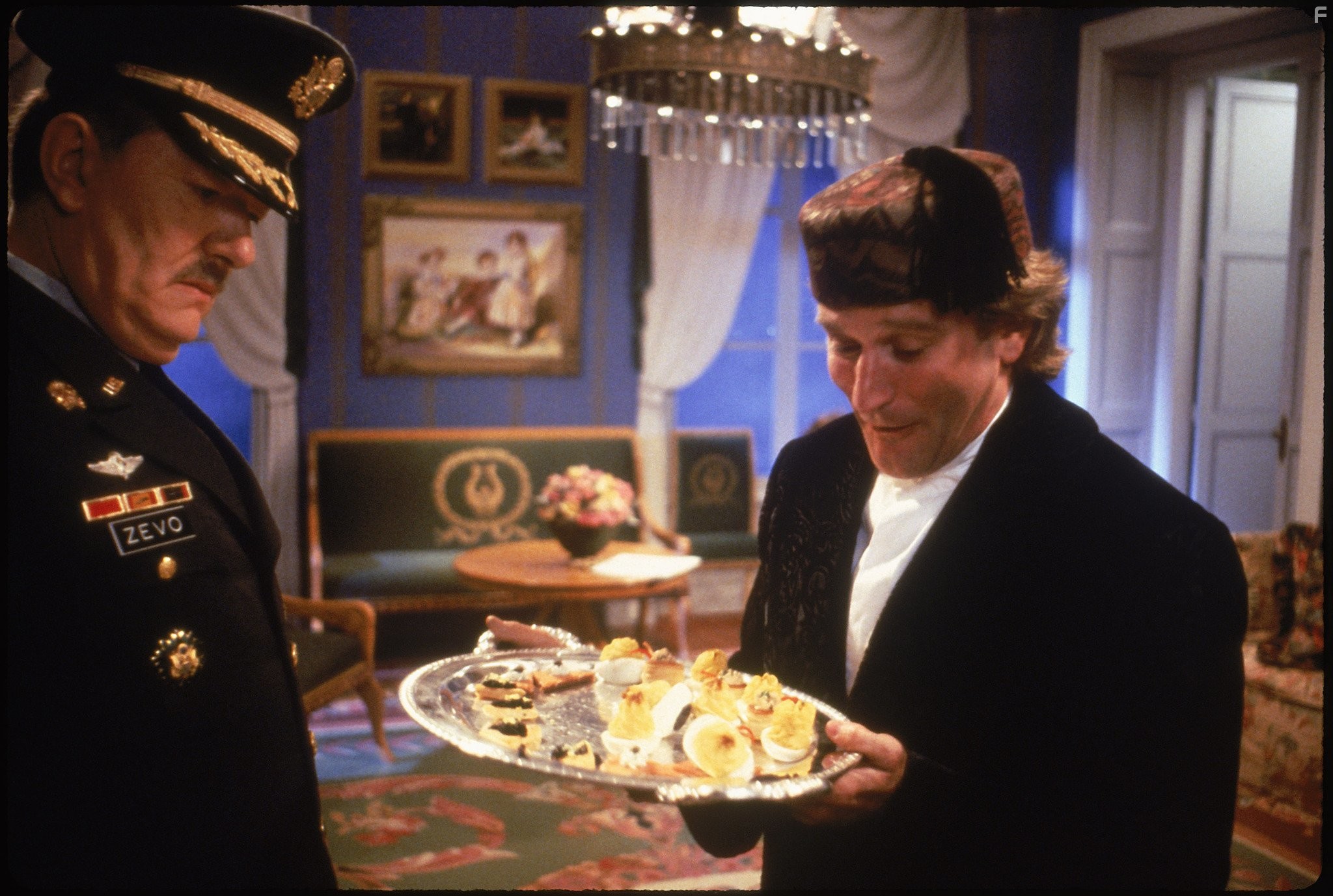Robin Williams and Michael Gambon in Игрушки (1992)