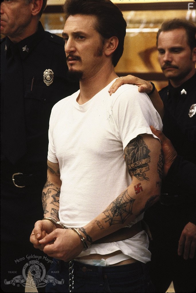 Sean Penn in Мертвец идет (1995)